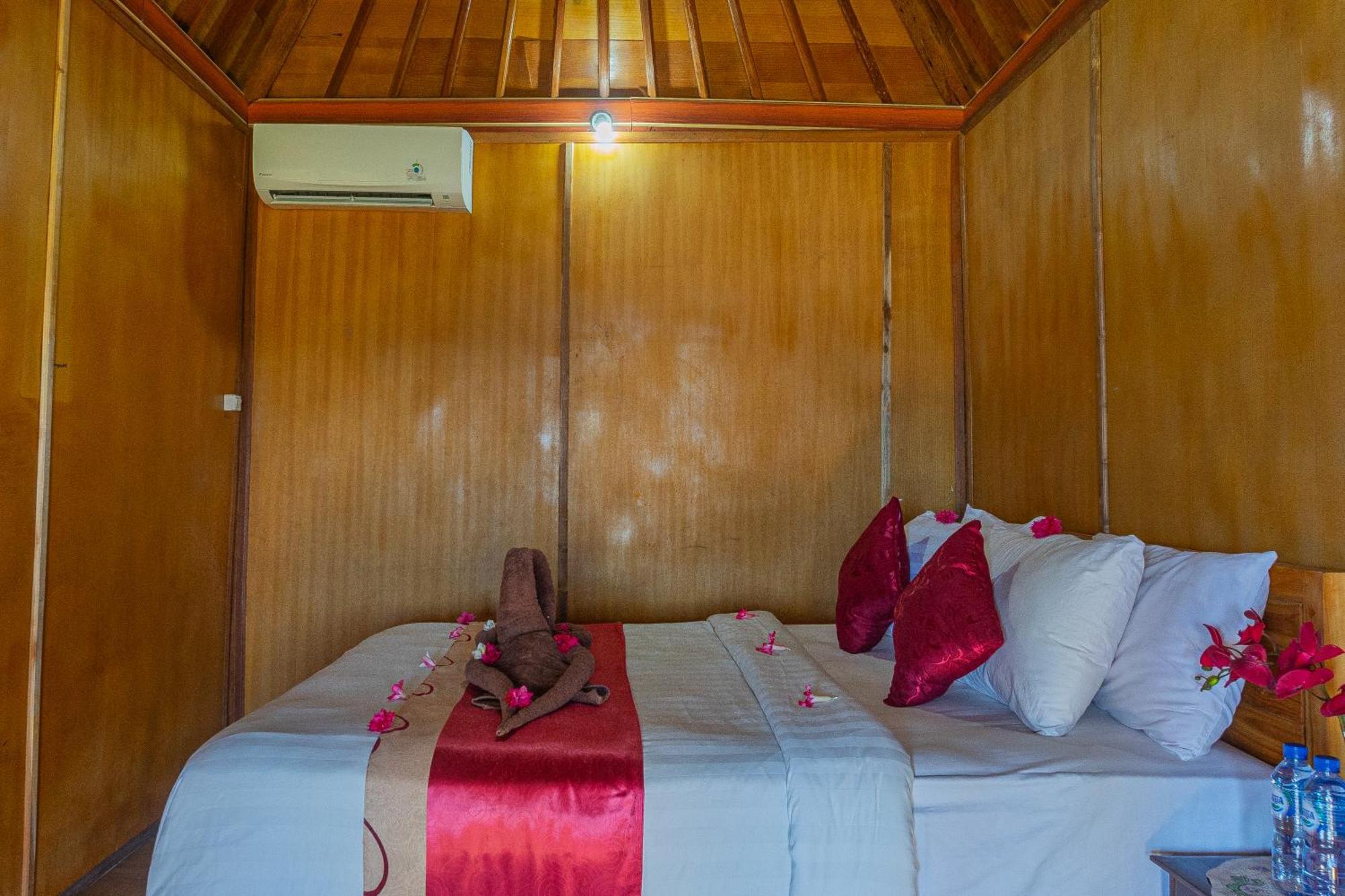 Manta Cottages With Sea View Batununggul Exterior foto